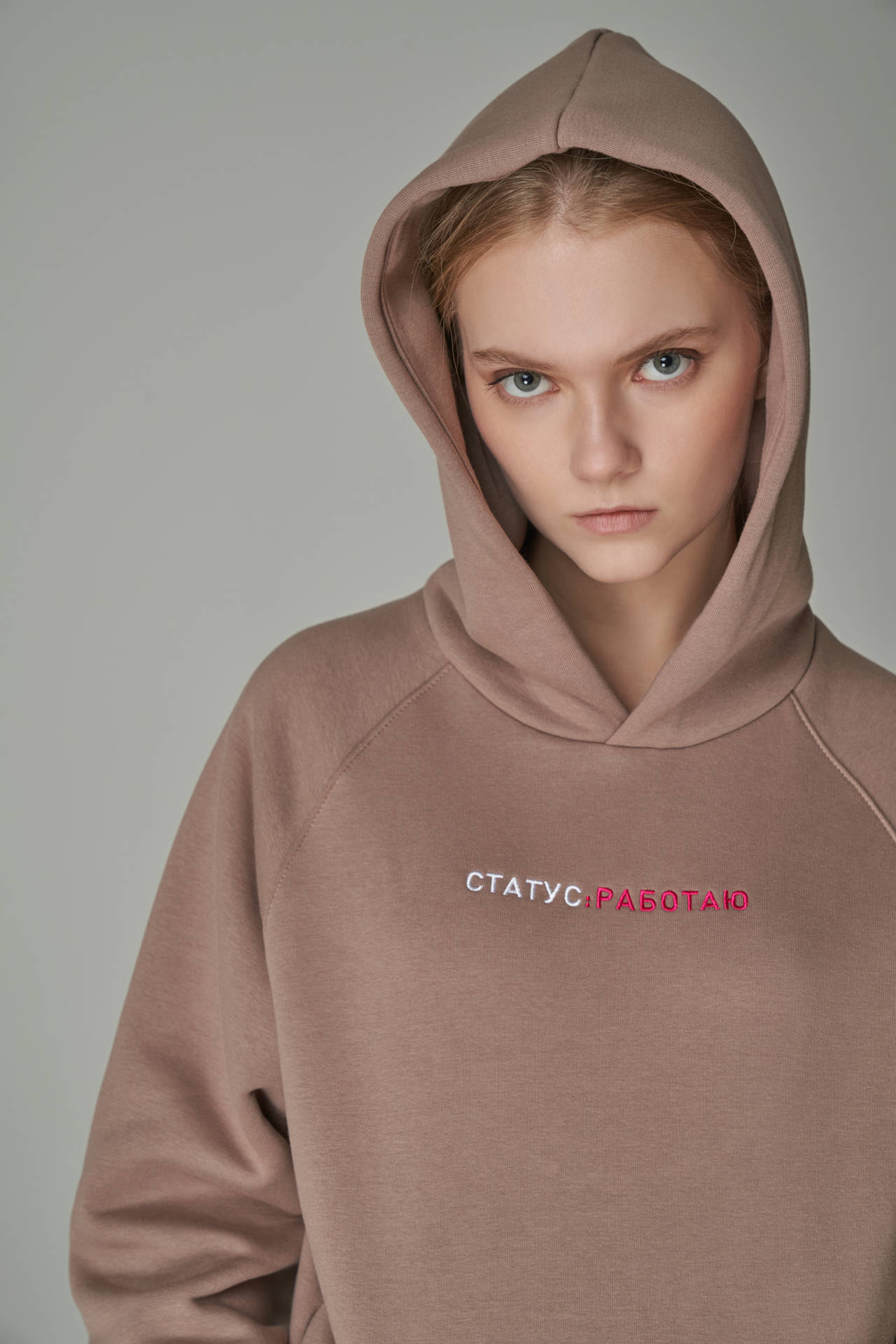 Худи «СТАТУС: РАБОТАЮ»